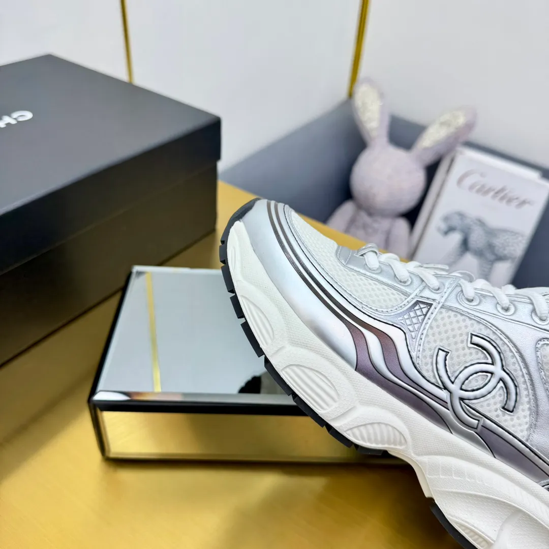 👟👟Ex-factory price 680👟👟 Upgraded version, upgraded version, upgraded version! No rebuttal accepted! ! ! ! Chanel Chanel dad shoes, couples' model for men and women - 2025 top casual sports shoes in the counter. This classic design; the upper is electro-embroidered with various techniques; ❷The inner lining is made of: original Yangli + net ❸The outsole is based on: the original TPU combination outsole. The full set of boutique packaging for women 35–41